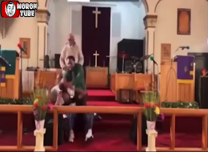 Video :A guy attempts to murder a clergyman